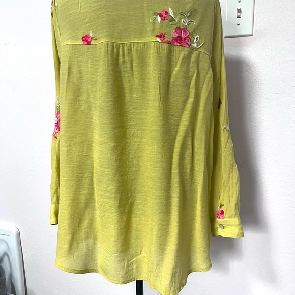 Fig and Flower Yellow 3/4 Sleeve Embellished Blouse 1X - Picture 8 of 9